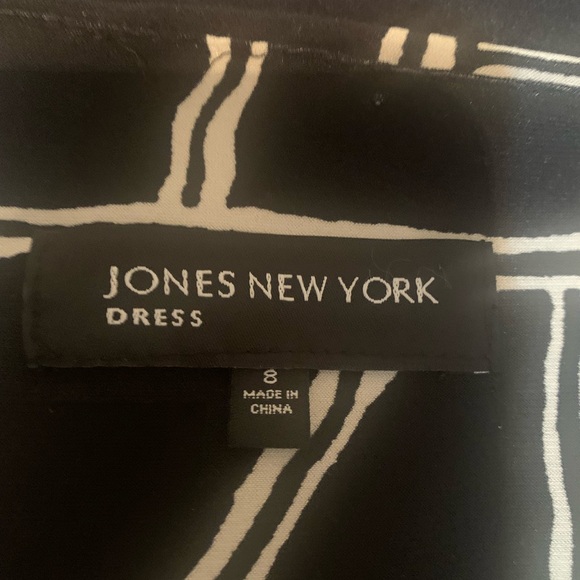 Jones New York Black, gray and white graphic Print.
Wraparound Dress size 8 - Picture 8 of 9